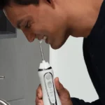 Persona usando irrigador Waterpik