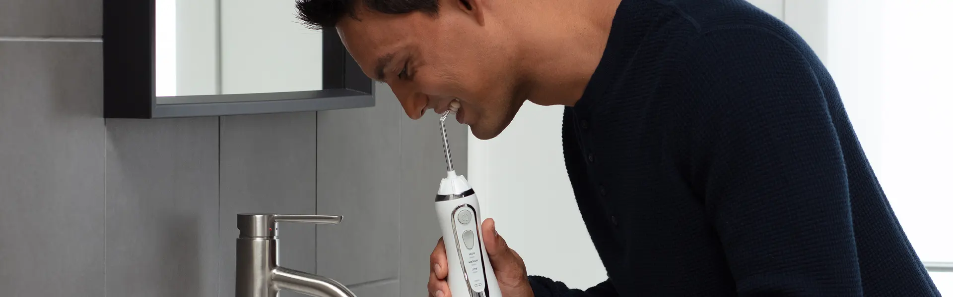 Persona usando irrigador Waterpik