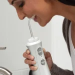 Mujer utilizando irrigador dental Waterpik